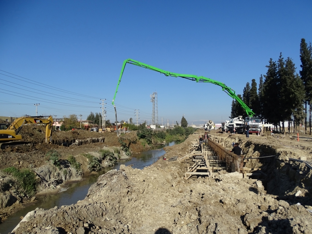 Adana’da köprü inşaatları devam ediyor Adana’da köprü inşaatları devam ediyor